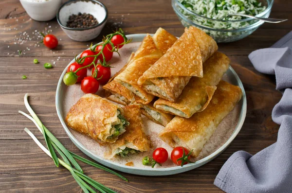 Tortilla Wraps mit Käse und grünen Zwiebeln — Stockfoto