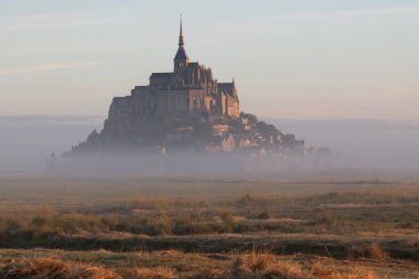 Kuzey Fransa, Normandiya 'daki ünlü Le Mont Saint-Michel adasının güzel panoramik manzarası