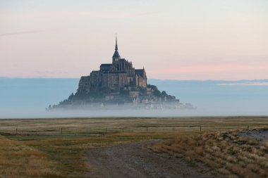 Kuzey Fransa, Normandiya 'daki ünlü Le Mont Saint-Michel adasının güzel panoramik manzarası