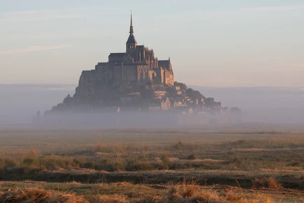 法国北部诺曼底著名潮汐岛Le Mont Saint Michel庄园的美丽全景 免版税图库照片