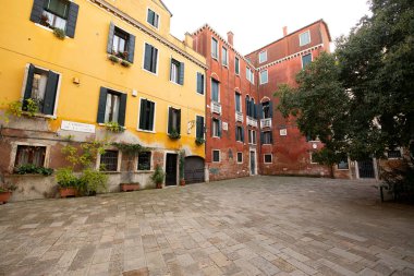 Venedik güzel bir meydan, campiello del la cason, çeşitli renklerde evleri var.