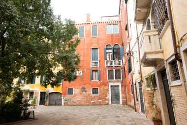 Venedik, İtalya-Ekim-22-2019: çeşitli renklerde evleri olan güzel bir meydan, campiello del la cason.