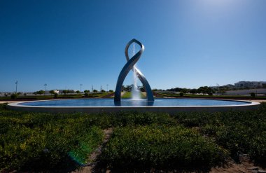 Umman Kemerleri Muscat Umman 'la geldi. Giles Rayner 'ın bir su heykeli şu anda Kraliyet Operası, Umman ve Muscat' ın bitişiğindeki yeni bahçelerde bulunuyor..