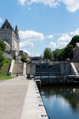 Rideau Kanalı, Kanada 'nın Ontario kentinde yer alan bir kanaldır. Kanada 'nın başkenti Ottawa' yı böl. Burası şehrin önemli bir turistik noktası, Ottawa. Kanada..