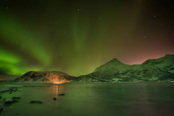 Grüne Und Violette Polarlichter Über Verschneiten Bergen Nordlichter Auf Den — Stockfoto