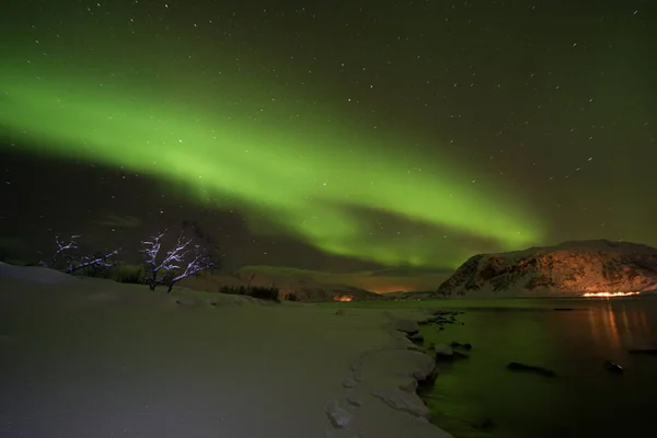 Grüne Und Violette Polarlichter Über Verschneiten Bergen Nordlichter Auf Den — Stockfoto