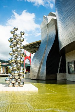 İspanya 'nın Bilbao kentindeki Guggenheim Müzesi 13 Ağustos 2018 tarihinde bir küreye yansıdı: Guggenheim Müzesi eski sanayi şehri Bilbao için yeni bir çağı temsil etmektedir.