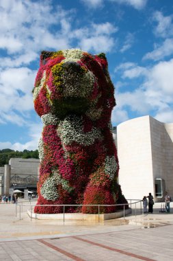 Bilbao, İspanya - 13 Ağustos 2018: Köpek yavrusu, heykel Jeff Koons tarafından tasarlandı, İspanya 'nın Bilbao kentindeki Guggenheim Müzesinin karşısında.