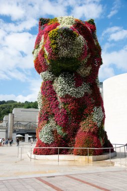 Bilbao, İspanya - 13 Ağustos 2018: Köpek yavrusu, heykel Jeff Koons tarafından tasarlandı, İspanya 'nın Bilbao kentindeki Guggenheim Müzesinin karşısında.