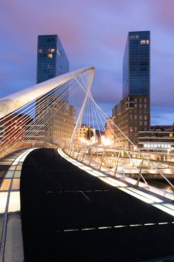 BILBAO, SPAIN, 13 Ağustos 2018; Santiago Calatrava tarafından tasarlanan ve şafak vakti Bilbao 'da aydınlatılan Zubizuri yaya geçidi