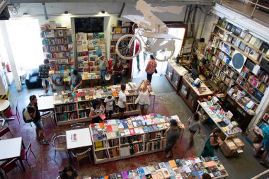 LISBON, PORTUGAL: 28 Temmuz 2018 birçok eski kitap ve popüler Lr Devagar Livraria müşterileri sanat eserleri ve yüksek raflar. Portekizce 'nin dünya çapında 250 milyon konuşanı vardır.