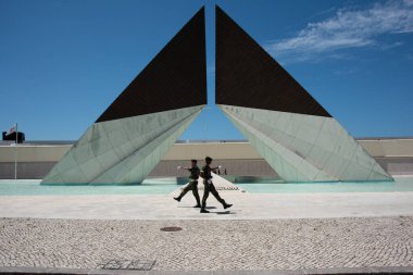 Belem, Lizbon, Portekiz - 27 Temmuz 2018: 1961-1975 yılları arasında Afrika 'da şehit düşen Portekizli askerlere ulusal muhafızların değiştirilmesiyle (Aos Savaşları do Ultramar).