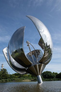 Floralis Genrica - 24 Ocak 2020 Arjantinli mimar Eduardo Catalano tarafından Buenos Aires şehrine tasarlandı ve bağışlandı. Buenos Aires 'in en ünlü heykellerinden biridir..