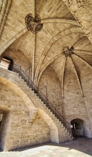 Escalera, arcos y arquitectura de las torres de Los Serrano en Valencia