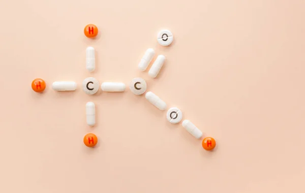 Fórmula de pastillas y tabletas con elementos químicos sobre un fondo sólido . — Foto de Stock
