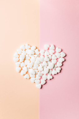 Tablet formdaki bir çift pembe ve sağlam zemin üzerine kalplerin.