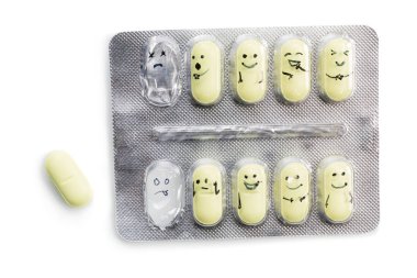 sarı haplar ve beyaz arka plan üzerinde izole boyalı duyguları ile Tablet Ambalaj.