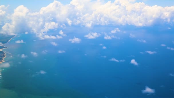 Viajando por el aire sobre las nubes. Vista a través de una ventana de avión. Volando sobre el Océano Atlántico . — Vídeo de stock