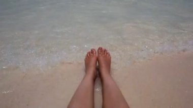 Sahildeki kadın bacakları dalgası.