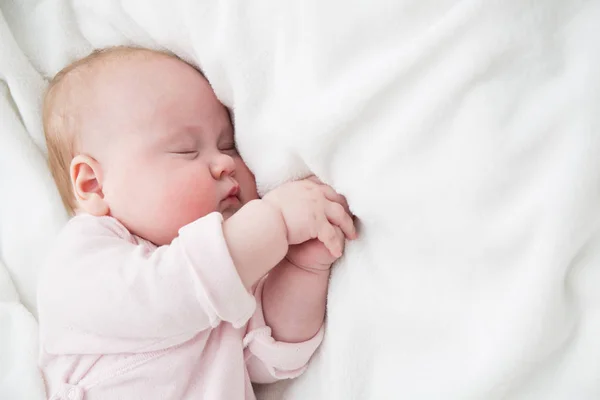 Baby alszik, 3 hónapos Kid rózsaszín ruhával alvó egy fehér takaró, gyermek alszik az ágyban — Stock Fotó