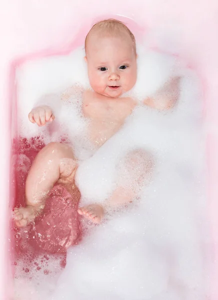 Feliz bebé un baño en el baño.Retrato de bebé bañándose en espuma — Foto de Stock