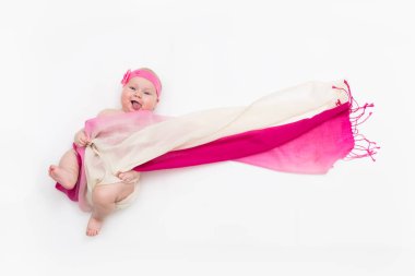 Uzun eşarp ve saç bandı çırpınan dilini dışarı yapışan bir peri kostümü giymiş sevimli bebek kız üst görünümü. Metin için alan