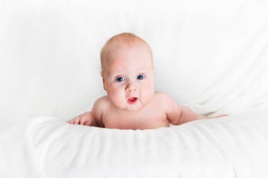 beyaz yüzeyden gözetleme dört aylık bebek