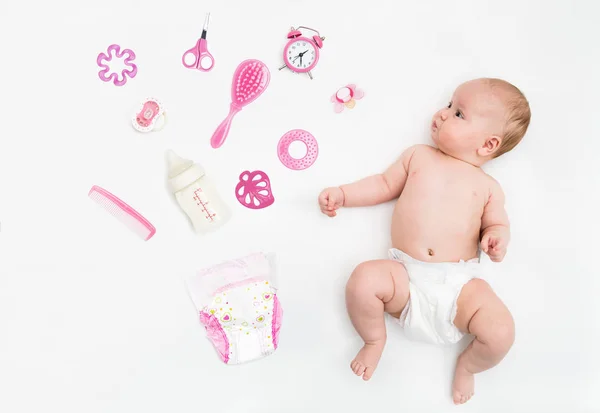 Bebé sobre fondo blanco con ropa, artículos de tocador, juguetes y accesorios para el cuidado de la salud para niñas. Lista de deseos o descripción general de compras para el embarazo y el bebé . — Foto de Stock