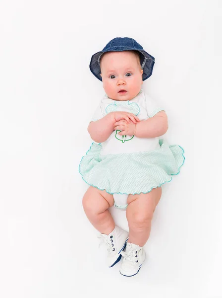 Feliz lindo bebé sonriente de 4 meses en jeans sombrero sobre un fondo blanco . — Foto de Stock