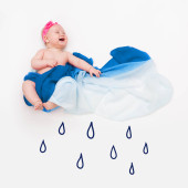 felülnézet aranyos csecsemő nevető baba csomagolva egy kék sálat ábrázoló felhő, és festett esőcseppek.