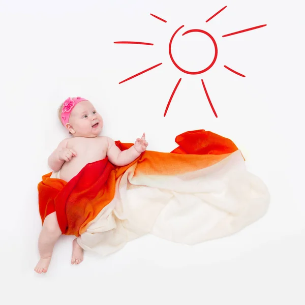 Vista superior de bebé lindo envuelto en una bufanda naranja que apunta al sol pintado — Foto de Stock