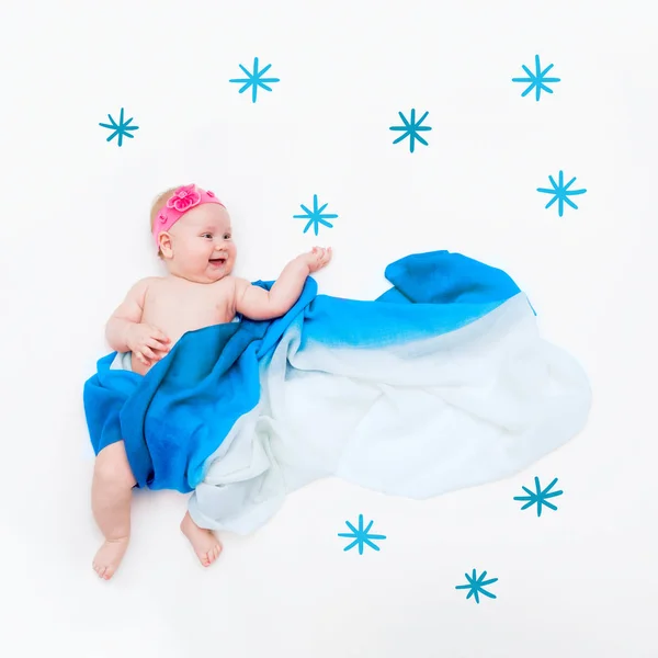 Vista superior de bebé lindo envuelto en una bufanda azul claro pone su mano para coger un copo de nieve — Foto de Stock
