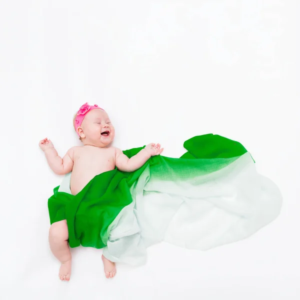 Vista superior de bebé lindo riendo envuelto en una bufanda verde que representa una nube — Foto de Stock