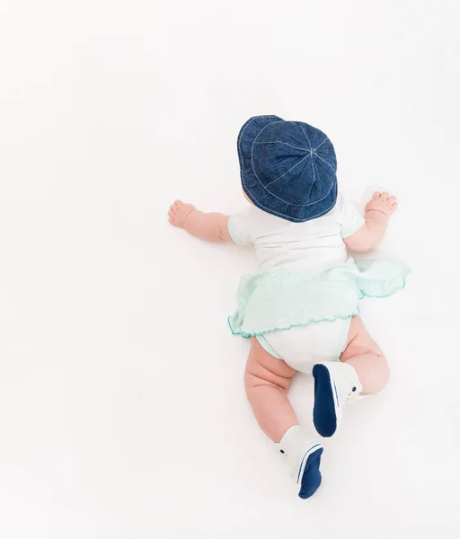 Gatear bebé en fondo blanco en jeans sombrero y botas, Infant Kid Top View — Foto de Stock
