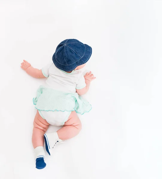 Gatear bebé en fondo blanco en jeans sombrero y botas, Infant Kid Top View — Foto de Stock