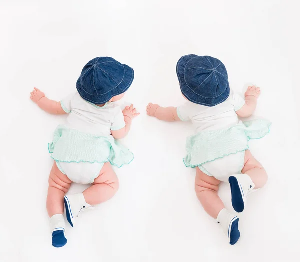 Krypande baby på vit bakgrund i jeans mössa och bootees, Infant Kid uppifrån — Stockfoto