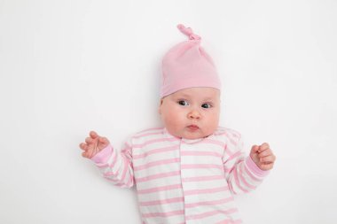 Beş sevimli bebek grubu, 3 aylık, farklı şapkalı