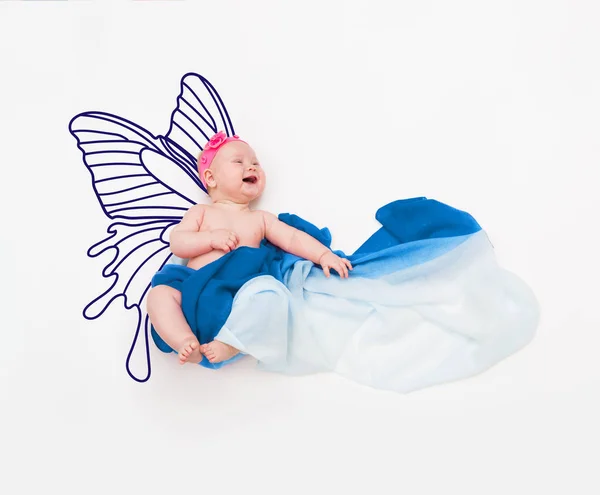 Niña risueño envuelta en tela en la nube con alas de mariposa pintadas — Foto de Stock