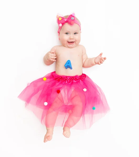 Retrato de un bebé dulce con un tutú rosa y un lazo de diadema, aislado en blanco en el estudio — Foto de Stock