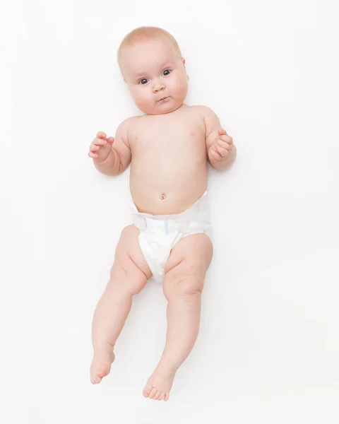 Bebé desnudo en pañal sobre fondo blanco sonrisa —  Fotos de Stock