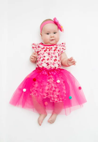 Retrato de un bebé dulce con un tutú rosa y un lazo de diadema, aislado en blanco — Foto de Stock