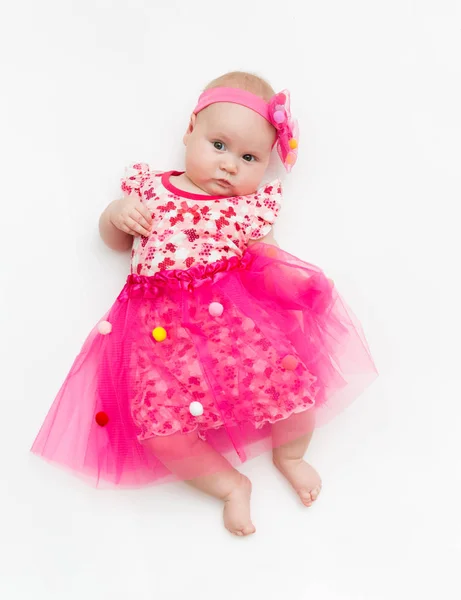 Retrato de un bebé dulce con un tutú rosa y un lazo de diadema, aislado en blanco — Foto de Stock