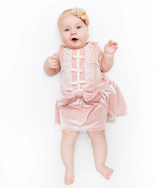 Retrato de un bebé dulce con un vestido rosa, arco de diadema, aislado en blanco en el estudio . — Foto de Stock