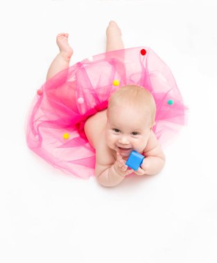 Sürünen mutlu bebek kameraya bakarak beyaz izole