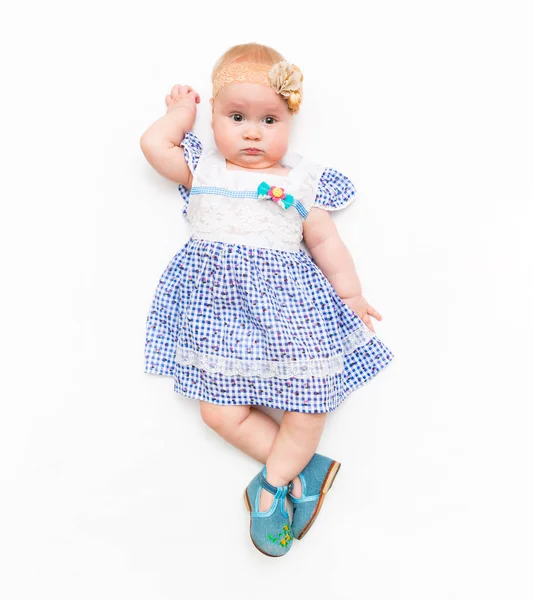 Elbise ve kafa bandı yay giyen tatlı bir bebek kız bebek portresi, stüdyoda beyaz izole — Stok fotoğraf