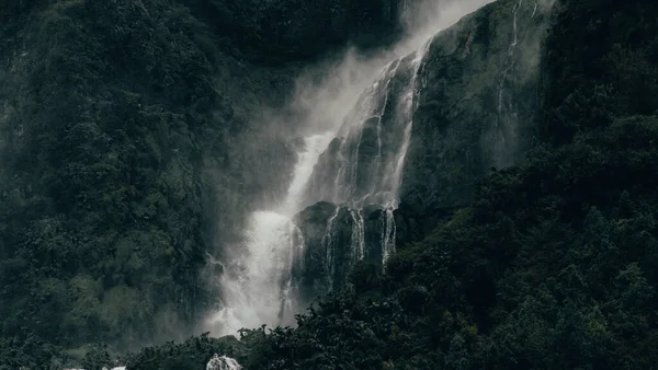 Cachoeira Cordilheira Dos Andes Terminando Lago — Fotografia de Stock