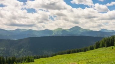 Fast Fluffy Bulutları ve Gölgeleri ile Fantastik Dağ Manzarası. Zaman Uygulaması.