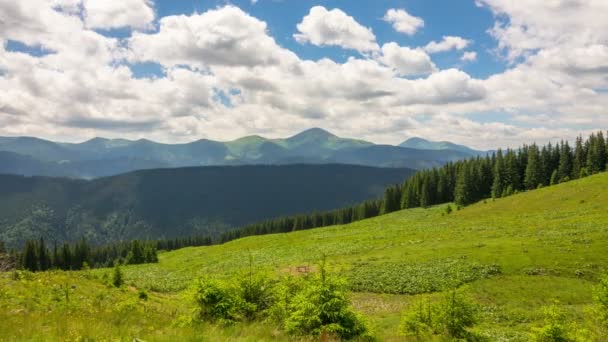 Fantastyczny Krajobraz Górski Szybkimi Puszystymi Chmurami Cieniami Ramy Czasowe — Wideo stockowe