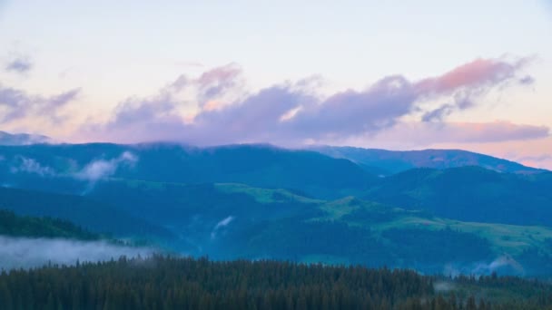 雲と霧と夏の山の夕日 タイムラプス — ストック動画