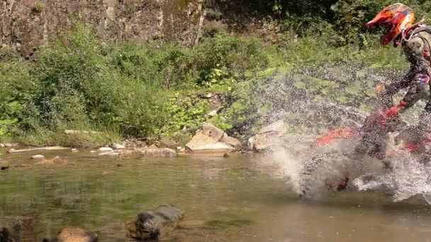 Enduro Motocycle Rider Cruzes Mountain River Respingos Água Sujeira Movimento — Vídeo de Stock